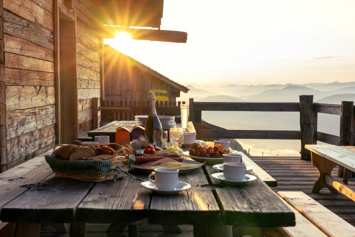 Frühstück auf einer Alm in den Bergen