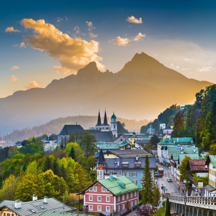 Stadt Berchtesgaden mit Watzmann im Hintergrund