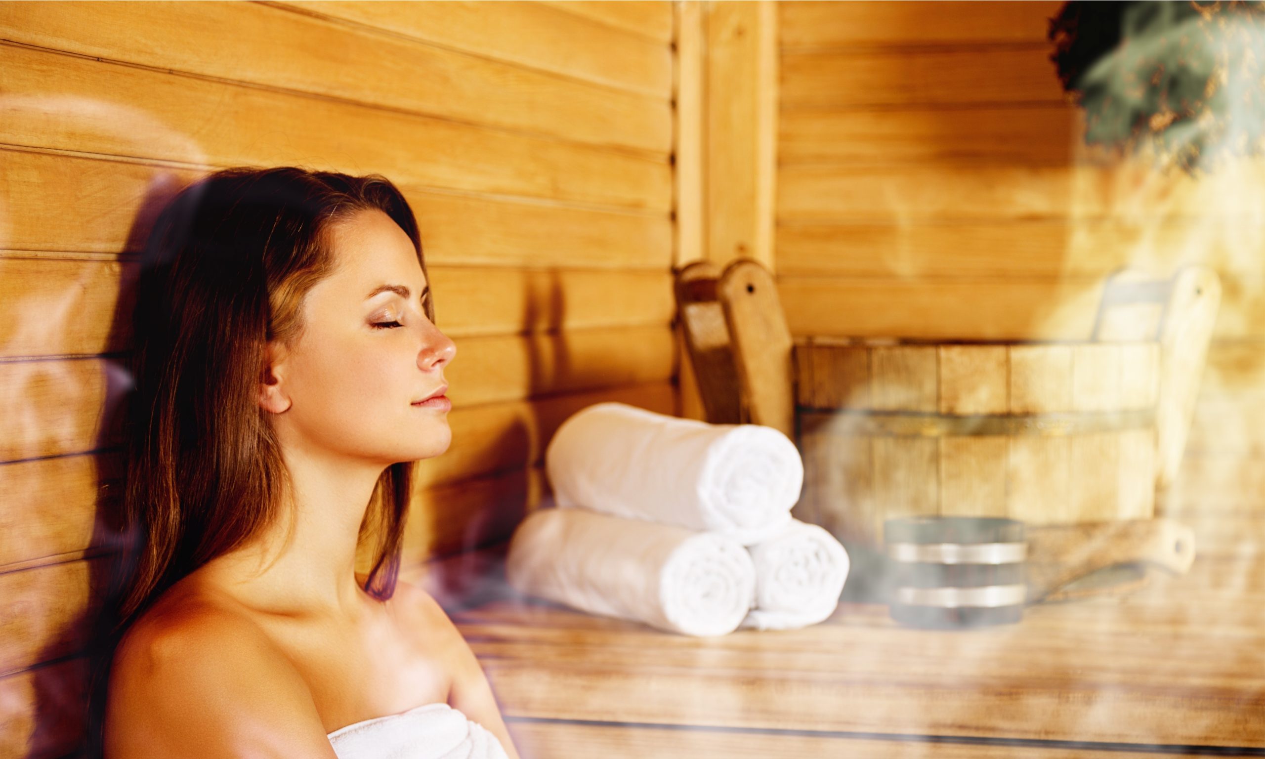 Frau entspannt in der warmen Sauna