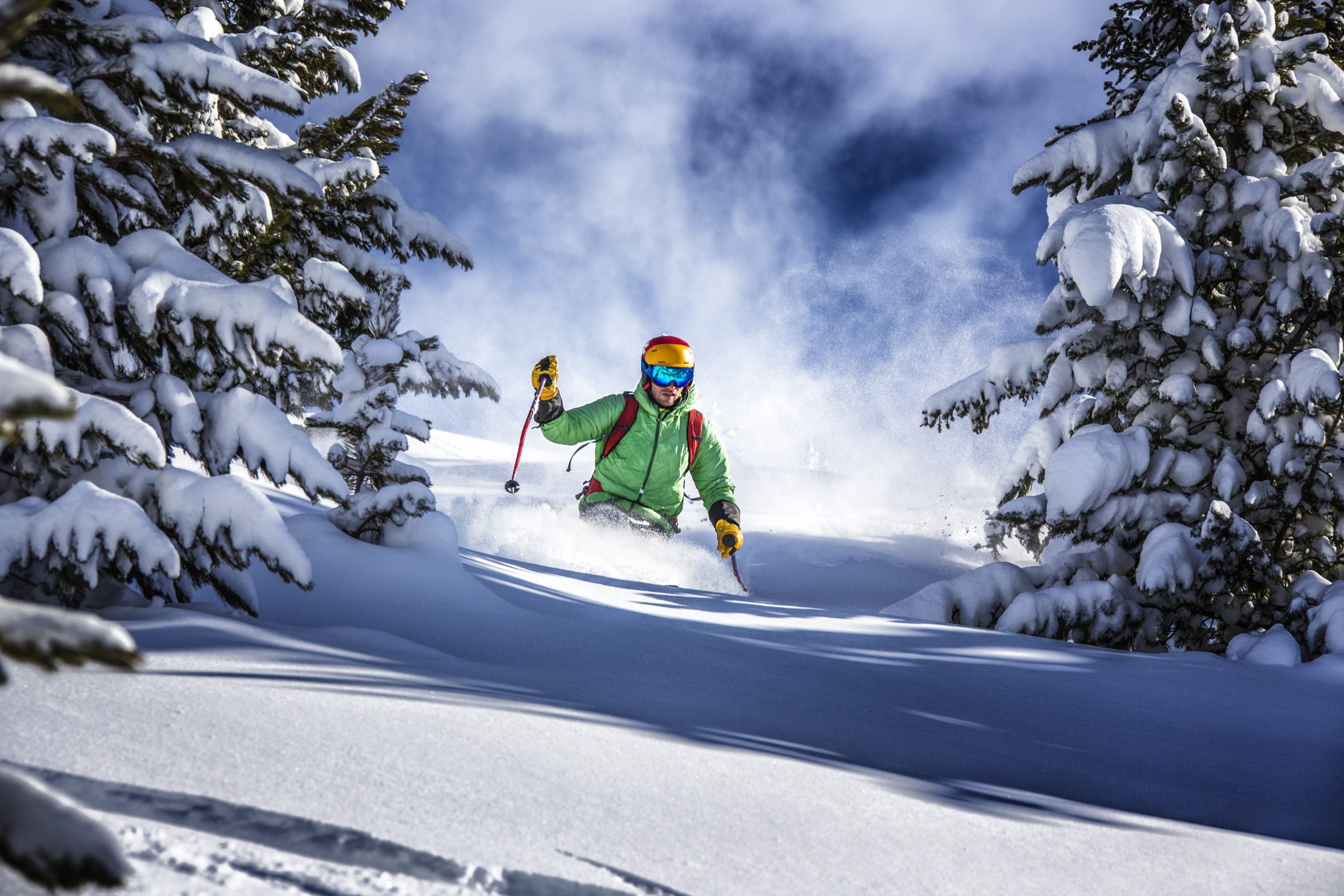 Skifahrer im Tiefschnee